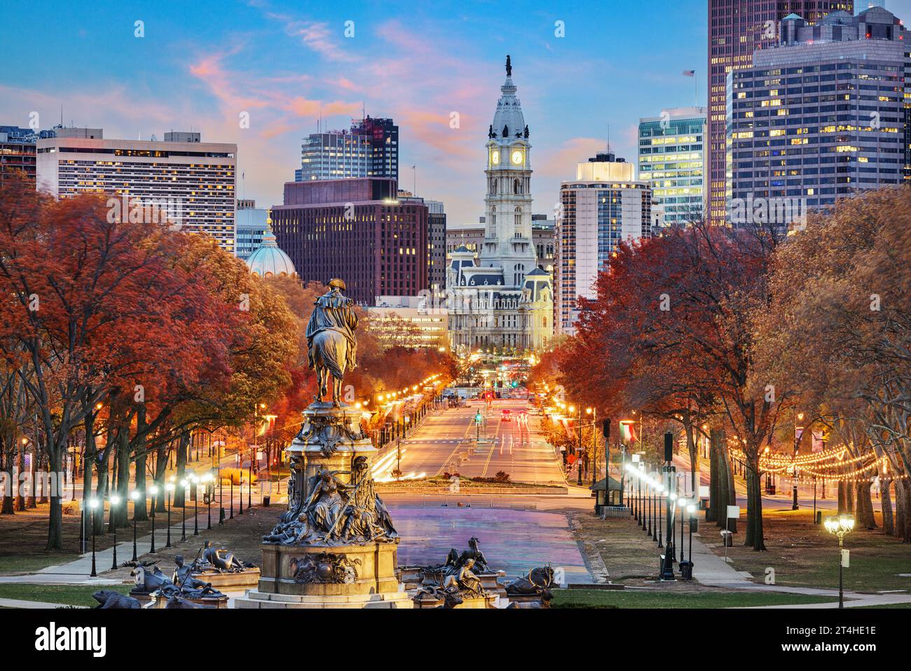 Philadelphia, Pennsylvania, USA, Stadtbild mit Blick auf den Benjamin Franklin Parkway bei Sonnenaufgang in der Herbstsaison. Stockfoto