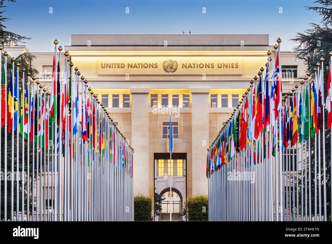 GENF, SCHWEIZ - 2. OKTOBER 2023: Das Büro der Vereinten Nationen in Genf mit den Flaggen der Mitgliedsländer. Stockfoto