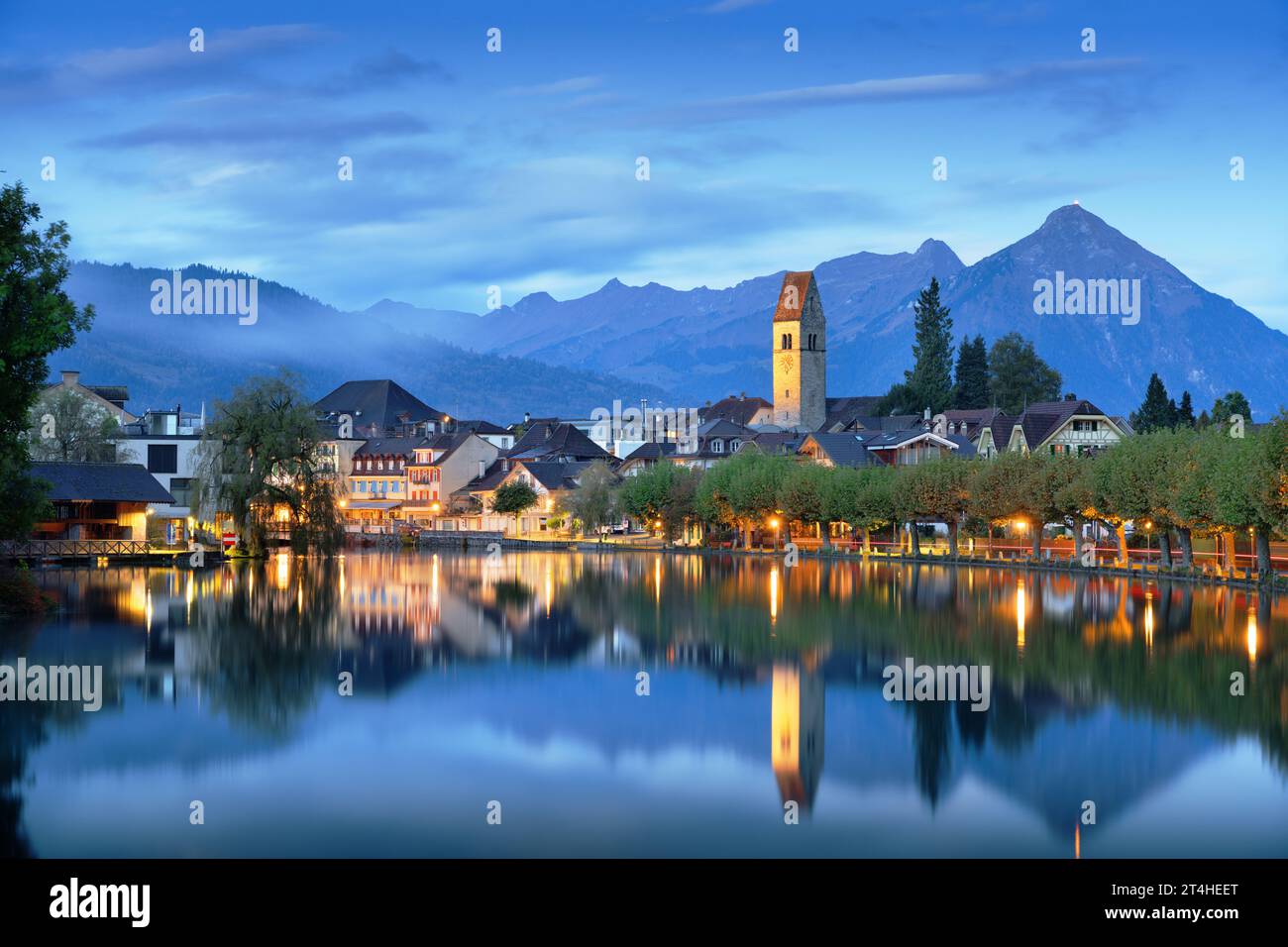 Interlaken, Schweiz an der Aare zur blauen Stunde. Stockfoto