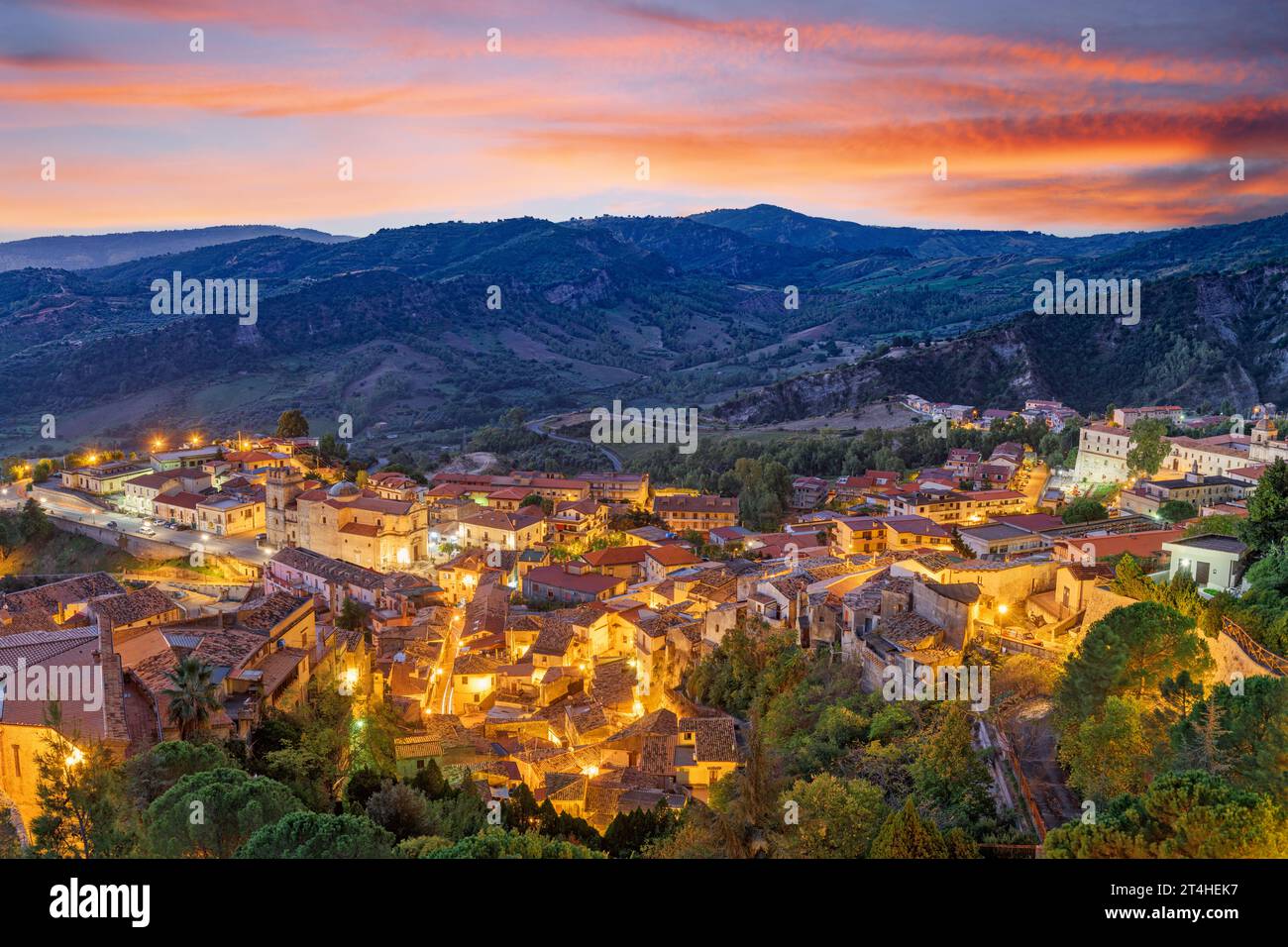 Stilo, Italien von oben bei Sonnenaufgang. Stockfoto