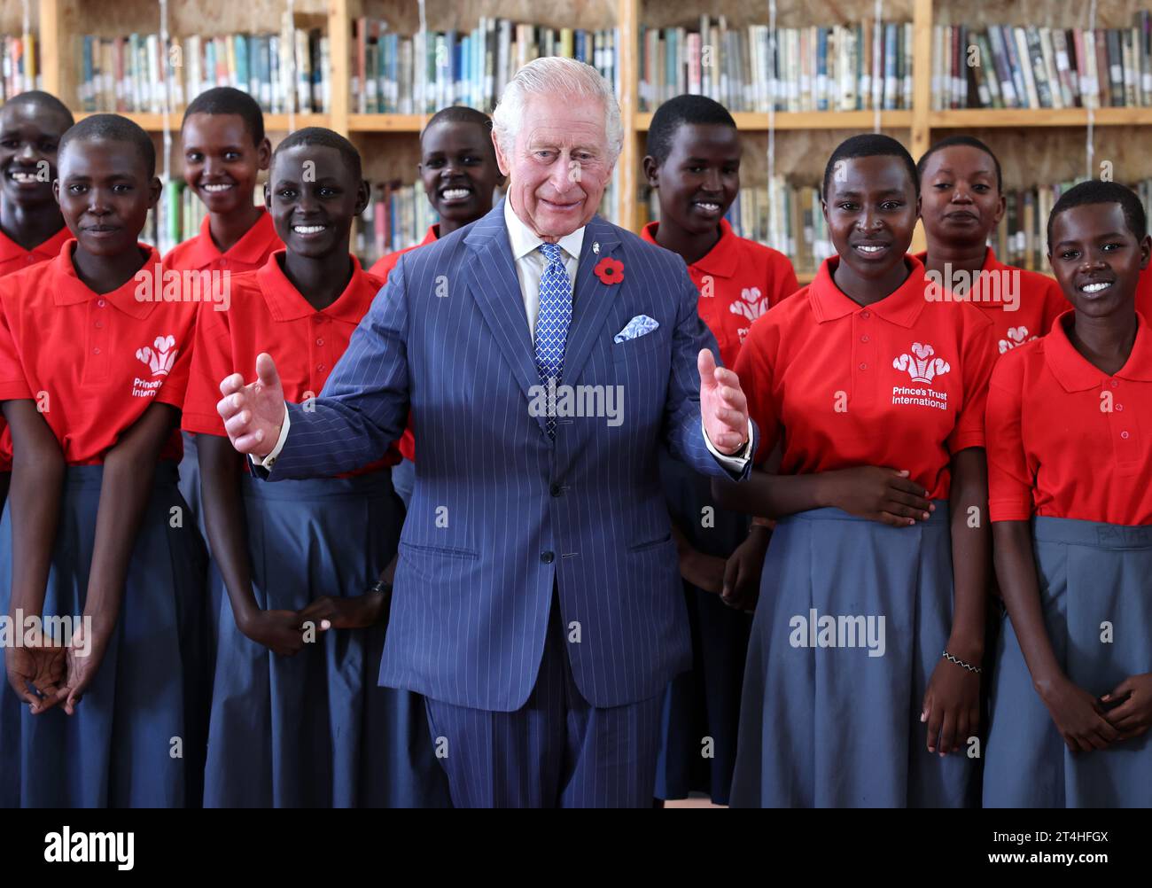 König Karl III. Trifft junge Menschen, die an einer Prince's Trust International (PTI) Enterprise Challenge teilnehmen, während eines Besuchs in der Eastlands Library in Nairobi, am ersten Tag des Staatsbesuchs in Kenia. Bilddatum: Dienstag, 31. Oktober 2023. Stockfoto