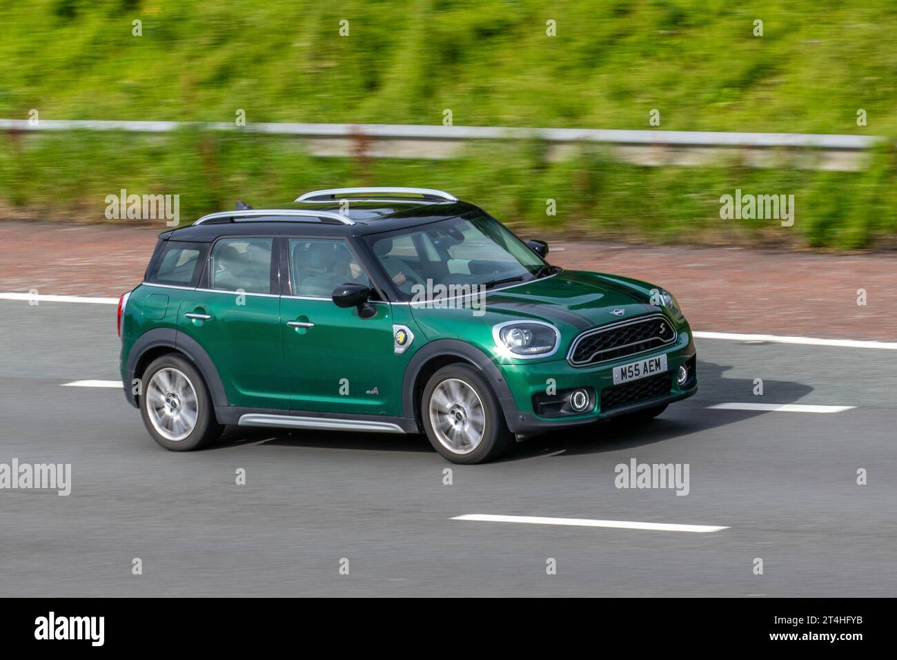 2020 Green Mini Cooper S E ALL4 Sport 1499 ccm Hybrid Electric 6-Gang-Automatikgetriebe Stockfoto