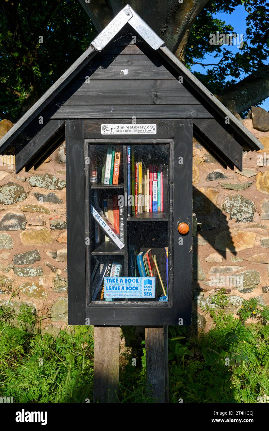 Der Little Free Library Stand im Dorf, Holy Island, Northumberland, England, Großbritannien Stockfoto