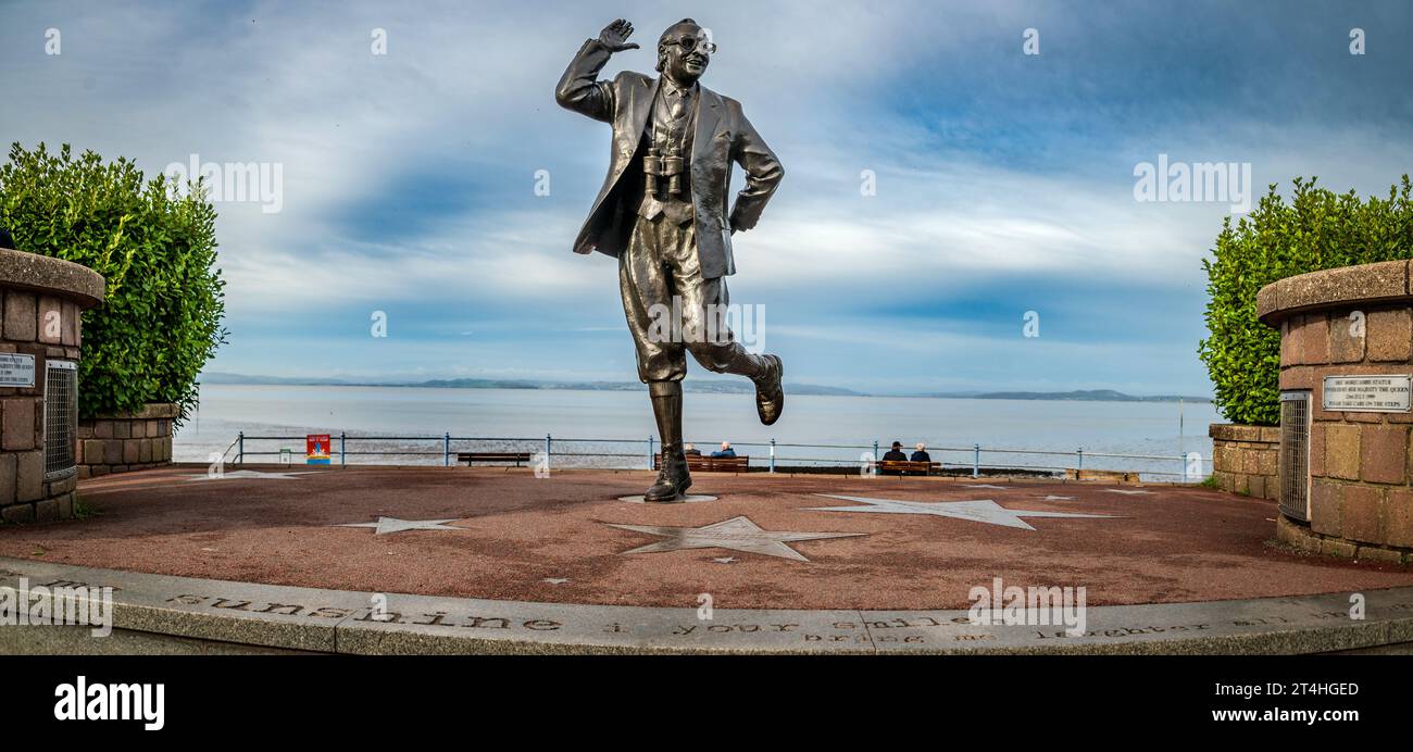 Die Statue des Komikers Eric Morecambe auf dem Abschlussball in Morecambe, seinem Geburtsort. Bring mir die Sonnenschein-Tanzposition. Stockfoto