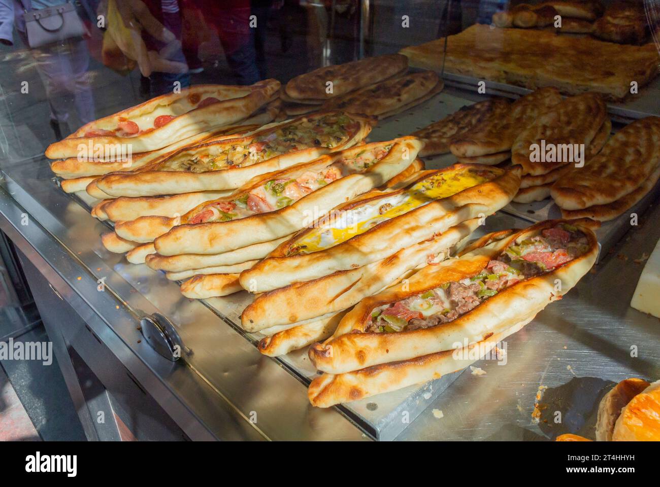 Istanbul, Türkei, Kiymali peynirli Pide ist einer der beliebtesten türkischen Street Food, nur redaktionell. Stockfoto