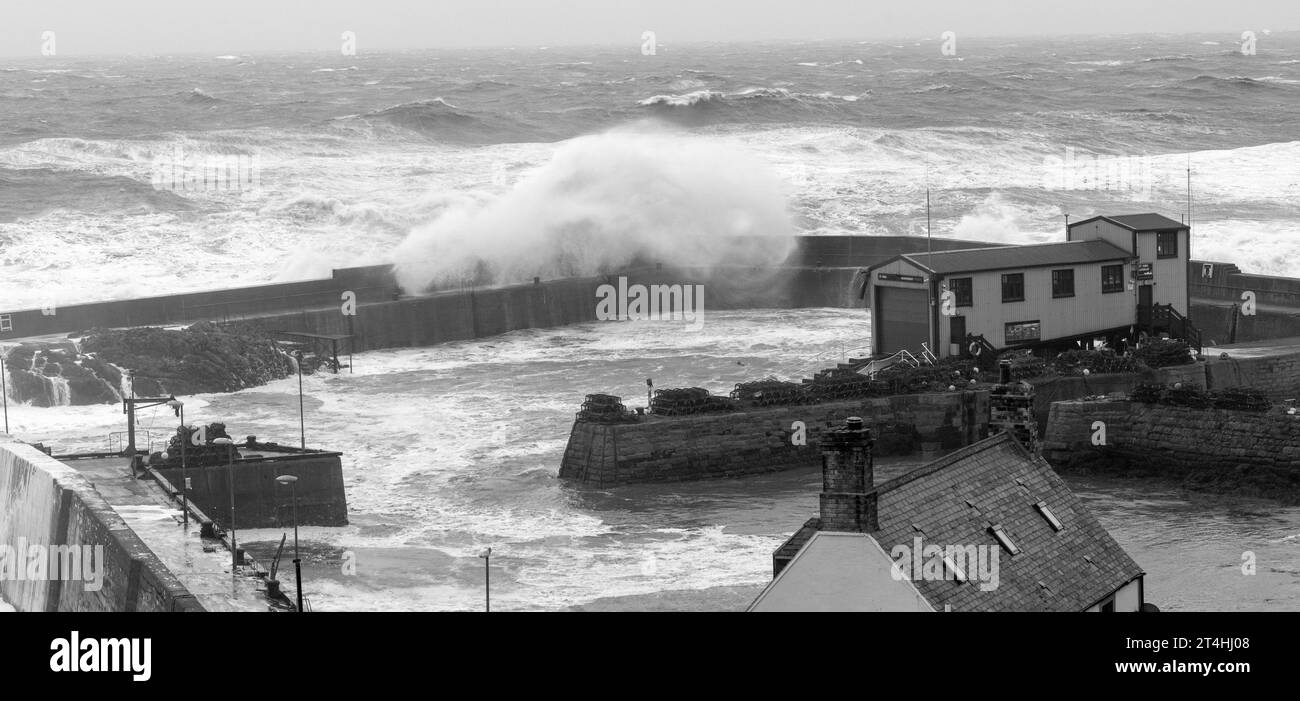 St Abbs Harbour, St Abbs, Berwickshire, Schottland, Vereinigtes Königreich - Foto während des Sturms Babet am 20. Oktober 2023 Stockfoto