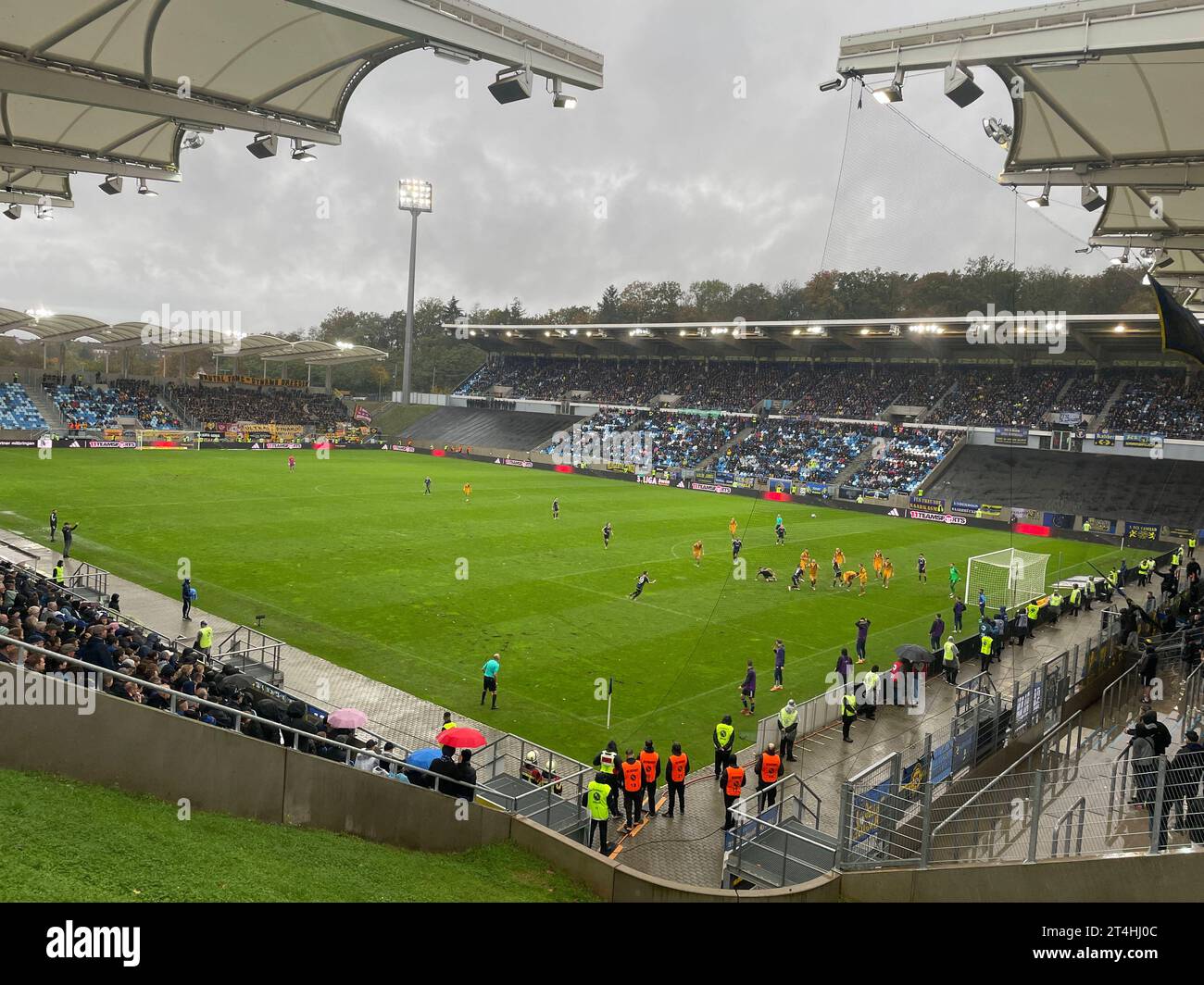 Das verregnete Ludwigsparkstadion am Sonntag 29.10.2023 in Saarbrücken, wo das Spiel des 1. FC Saarbrücken gegen Dynamo Dresden wegen Regens abgebrochen werden muss. *** Das verregnete Ludwigsparkstadion am Sonntag, 29 10 2023 in Saarbrücken, wo das Spiel des 1. FC Saarbrücken gegen Dynamo Dresden wegen Regen abgesagt werden musste Stockfoto