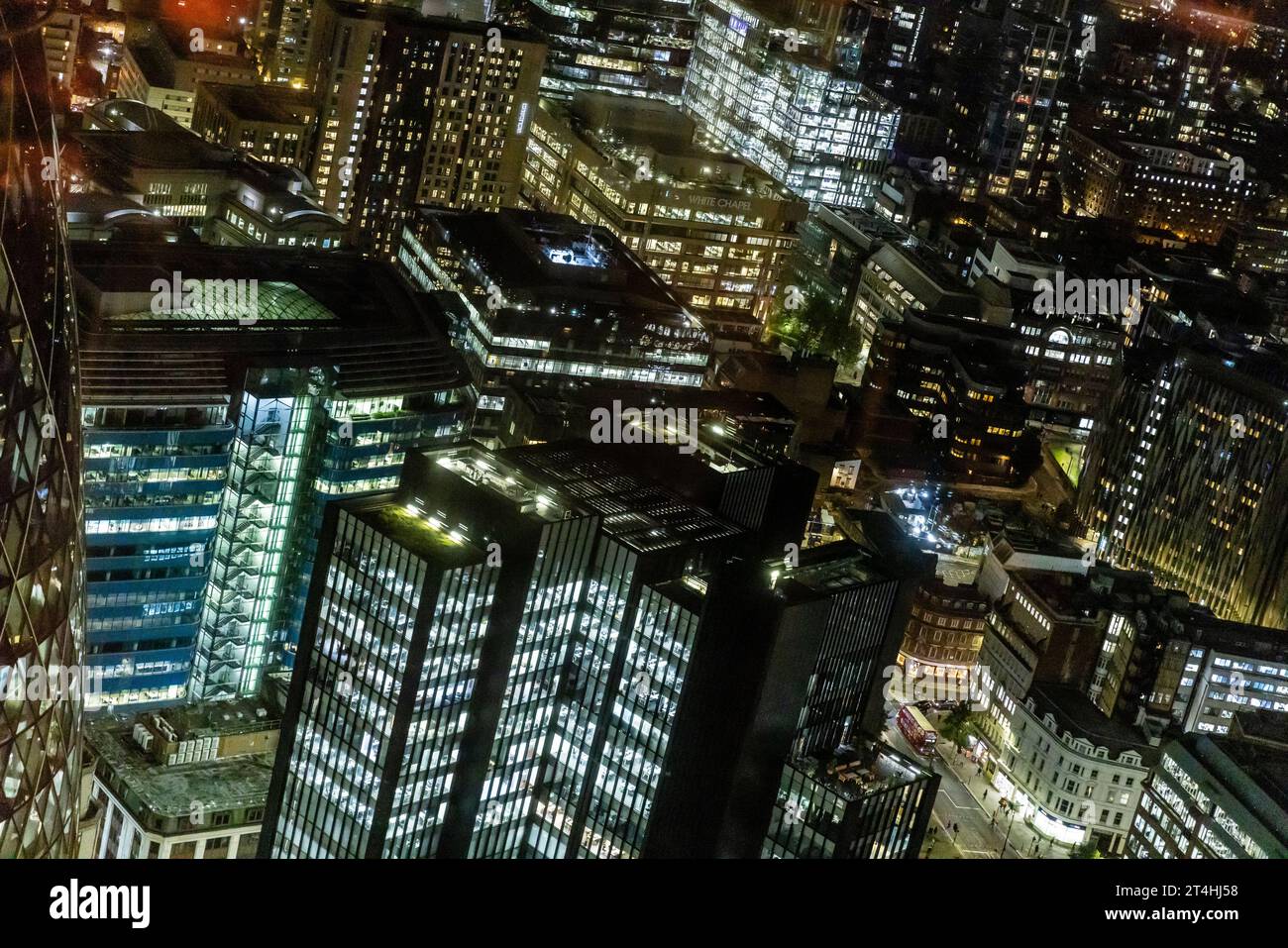 Wolkenkratzer der Stadt London bei Nacht aus dem Leadenhall Building, 122 Leadenhall Street, London. Stockfoto