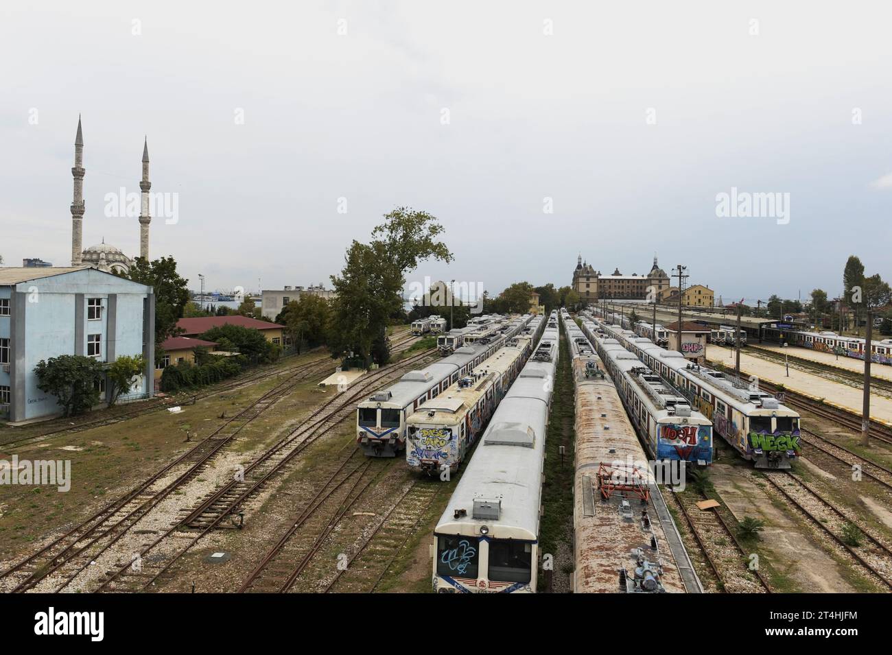 Istanbul, Türkiye. Bahnhof Haydarpasha im Bezirk Kadıköy. Verlassene Züge mit Graffiti Stockfoto