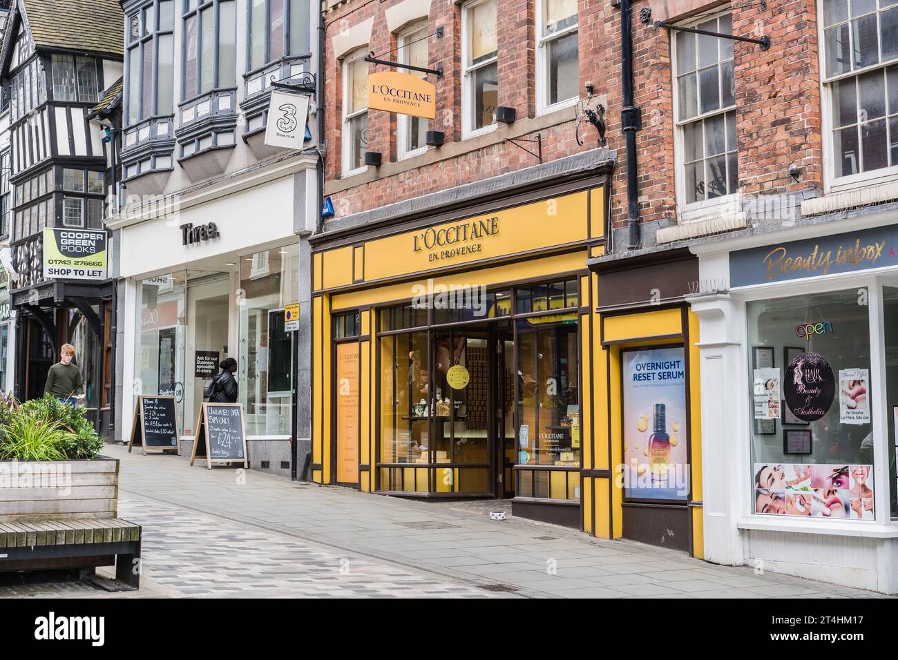 Shrewsbury, Shropshire, England, 1. Mai 2023. L'Occitane EN Provence Luxus-Einzelhandelsgeschäft in der Hauptstraße, Schönheit und Einzelhandel redaktionelle Illustration. Stockfoto