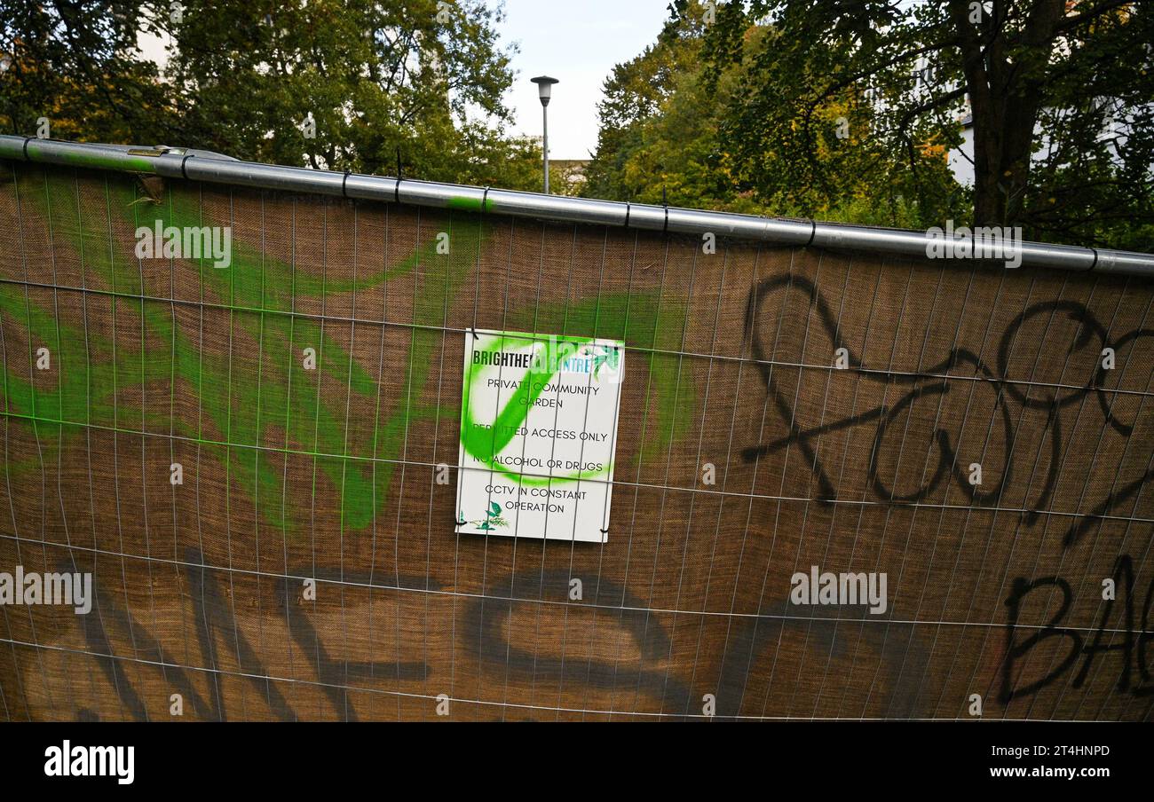 Der Gemeindegarten im Brighthelm Centre in Brighton wurde wegen des antisozialen Verhaltens und des Drogenkonsums in der Gegend für die Öffentlichkeit abgegrenzt Stockfoto