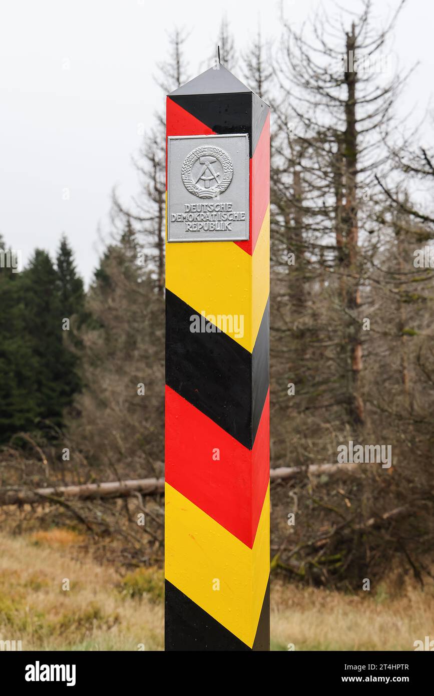 Historische Grenzsäule der Deutschen Demokratischen Republik (DDR, Ostdeutschland). Ehemaliger innerdeutscher Grenzübergang. Deutscher Grüner Gürtel, Nationalpark Harz. Stockfoto
