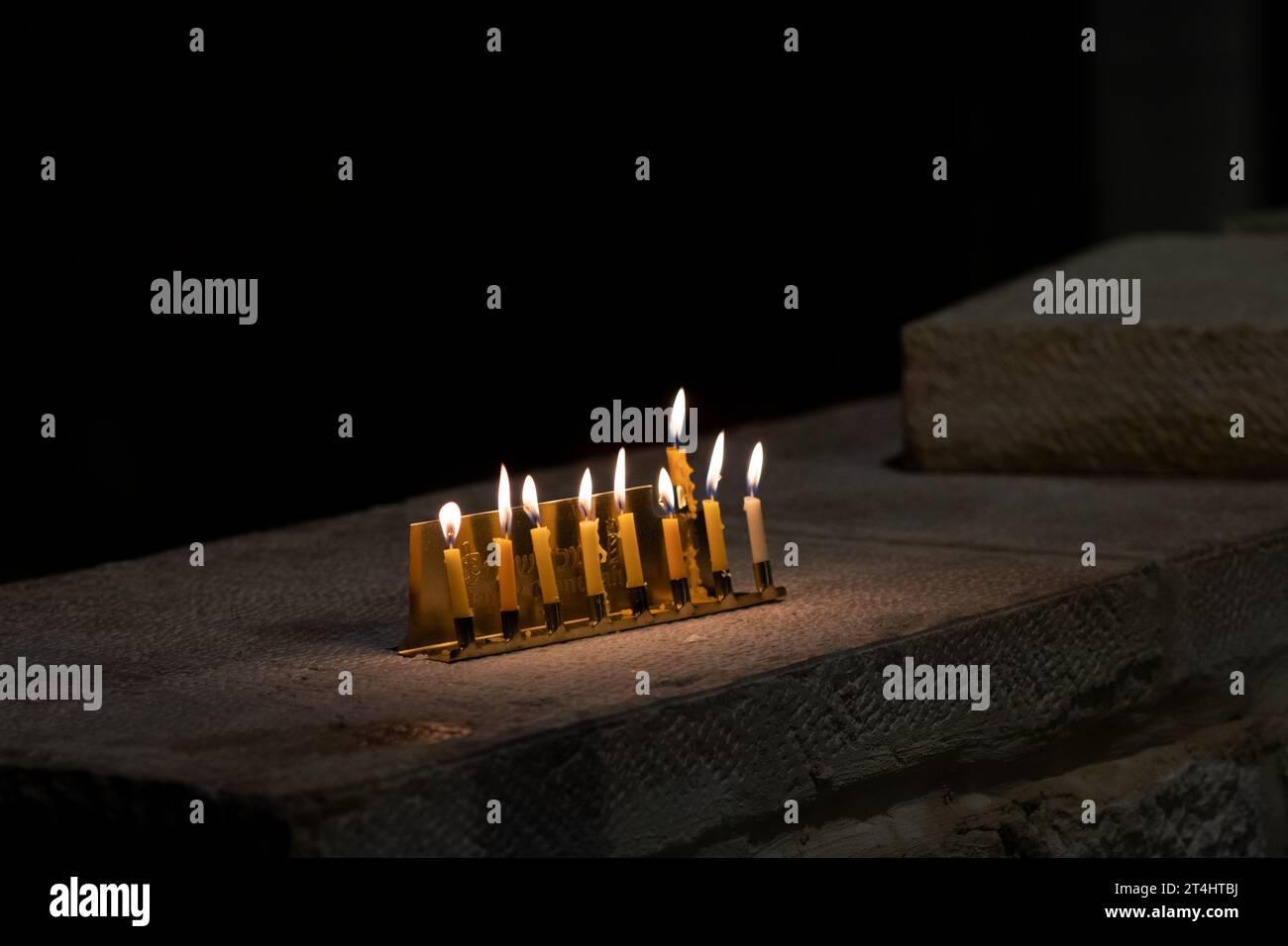 Eine kleine, goldene HanukkahMenora, die am letzten Abend der Feier