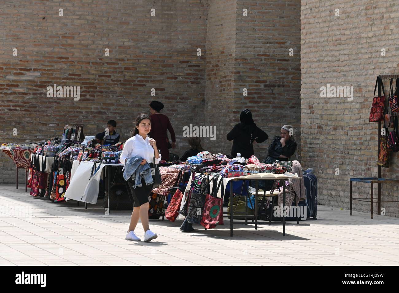 Usbekische Menschen unter den Doppelgebäuden im Ak-Saray-Palast in Shahrisabz, Usbekistan Stockfoto