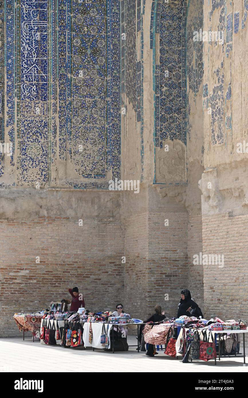 Usbekische Menschen unter den Doppelgebäuden im Ak-Saray-Palast in Shahrisabz, Usbekistan Stockfoto