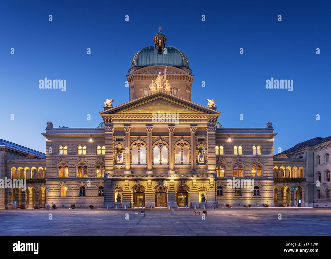 Bern, Schweiz mit dem Bundespalast der Schweiz zur blauen Stunde. ('Curia Confoederationis Helveticae' bedeutet übersetzt 'das Parlamentsgebäude von Stockfoto