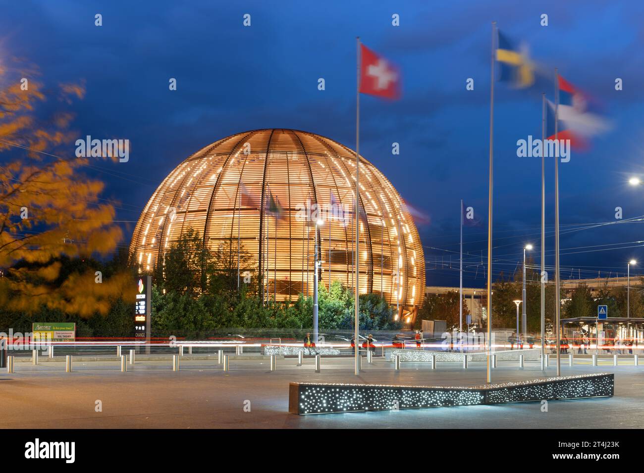 GENF, SCHWEIZ - 3. OKTOBER 2023: CERN Besucherzentrum zur blauen Stunde. Das Forschungszentrum betreibt das größte Teilchenphysik-Labor der Bundesrepublik Deutschland Stockfoto