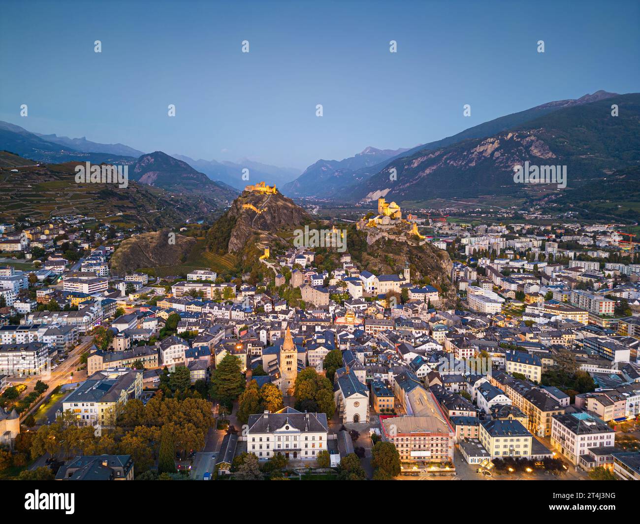 Sion, Schweiz im Kanton Wallis zur blauen Stunde. Stockfoto