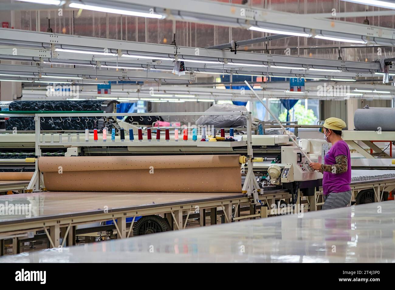 Bekleidungsfabrik im Industriegebiet in Ho-Chi-Minh-Stadt, Vietnam, mit modernen Maschinen- und Technologiesystemen. Stockfoto