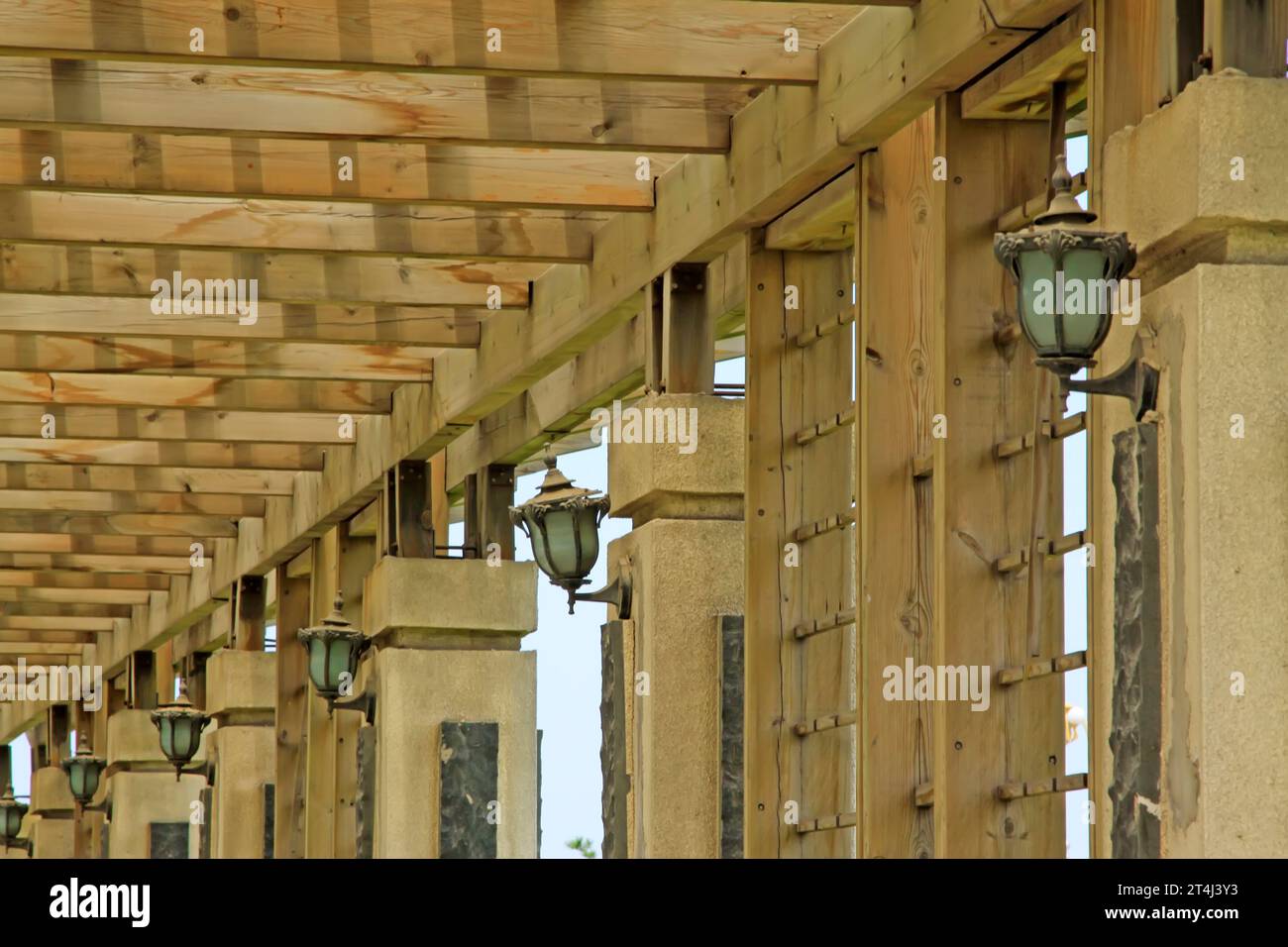 Holzkorridor im Park, Nahaufnahme des Fotos Stockfoto