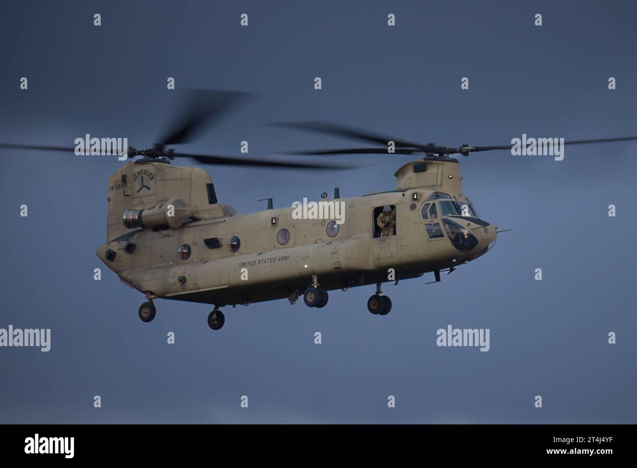 Ein Chinook der US-Armee landet in Milton Keynes im Rahmen der Probe für den Bletchley Park AI Summit. Stockfoto