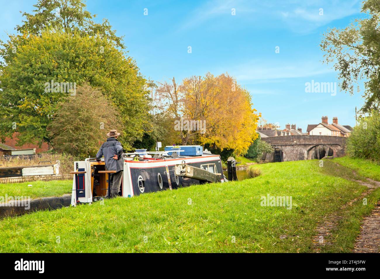 Kanalschmalboot auf dem Trent- und Mersey-Kanal während der Herbstzeit im Dorf Cheshire Malkins Bank bei Sandbach Stockfoto