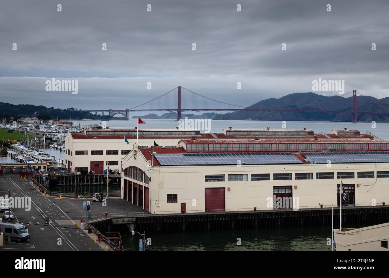 Fort Mason mit der Golden Gate Bridge im Hintergrund Stockfoto