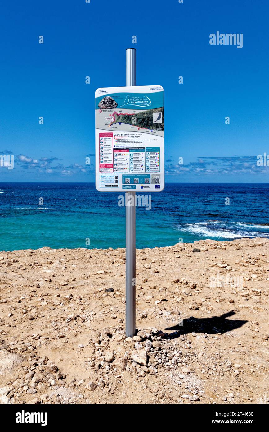 Schild Playa de los Ojos - Strand Los Ojos - in El Puerto de la Cruz, Halbinsel Jandia, Fuerteventura, Kanarische Inseln, Spanien - 21.09.2023 Stockfoto