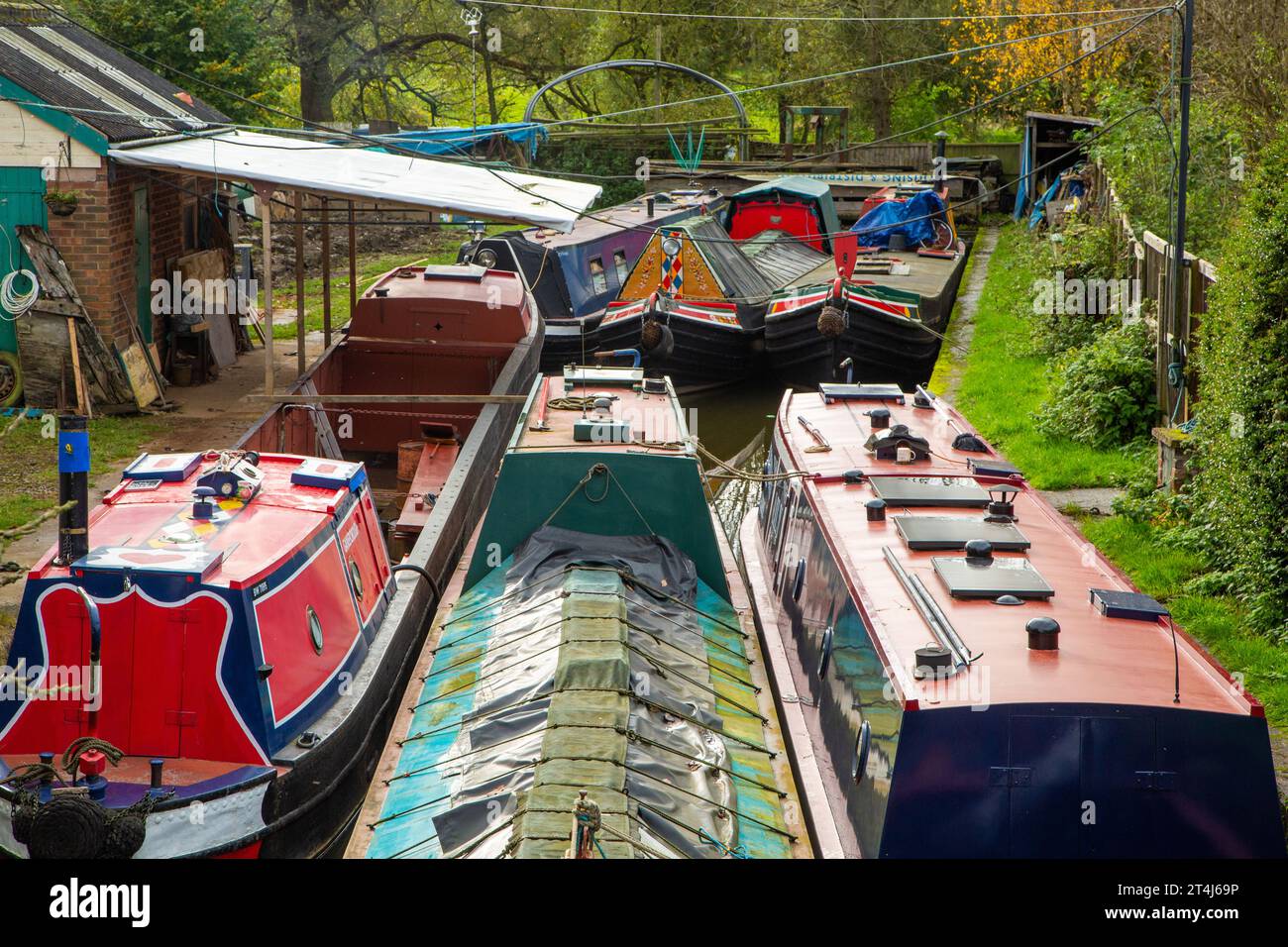 Ehemalige historische Schmalboote, die bei Malkins Bank Canal Services am Trent and Mersey Kanal nahe Sandbach Cheshire vor Anker gebracht wurden Stockfoto