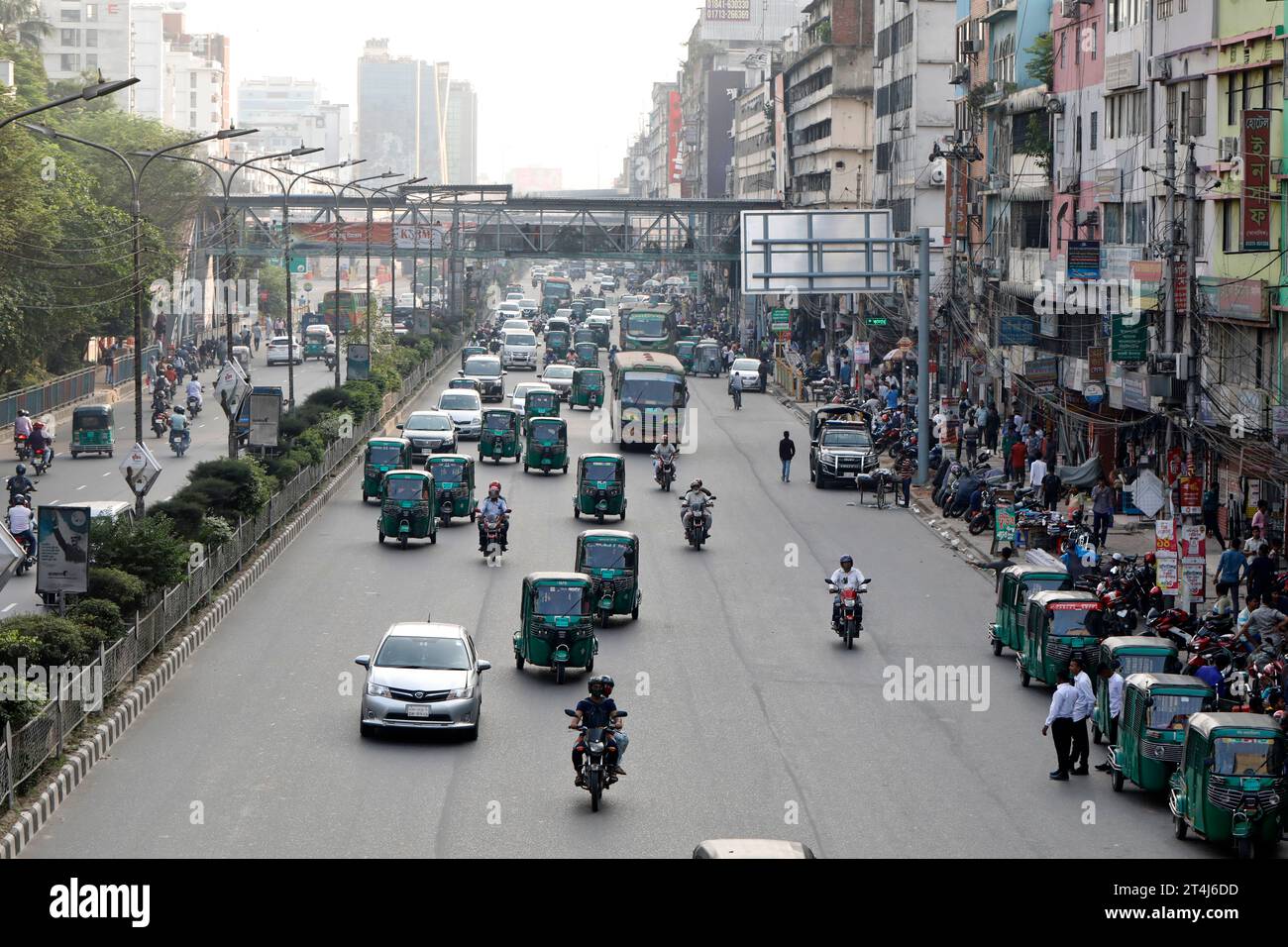 Dhaka, Bangladesch - 31. Oktober 2023: Die Anzahl der Fahrzeuge auf Dhakas Straßen war am ersten Tag des dreitägigen landesweiten Blockadeprogramms der BNP gering Stockfoto