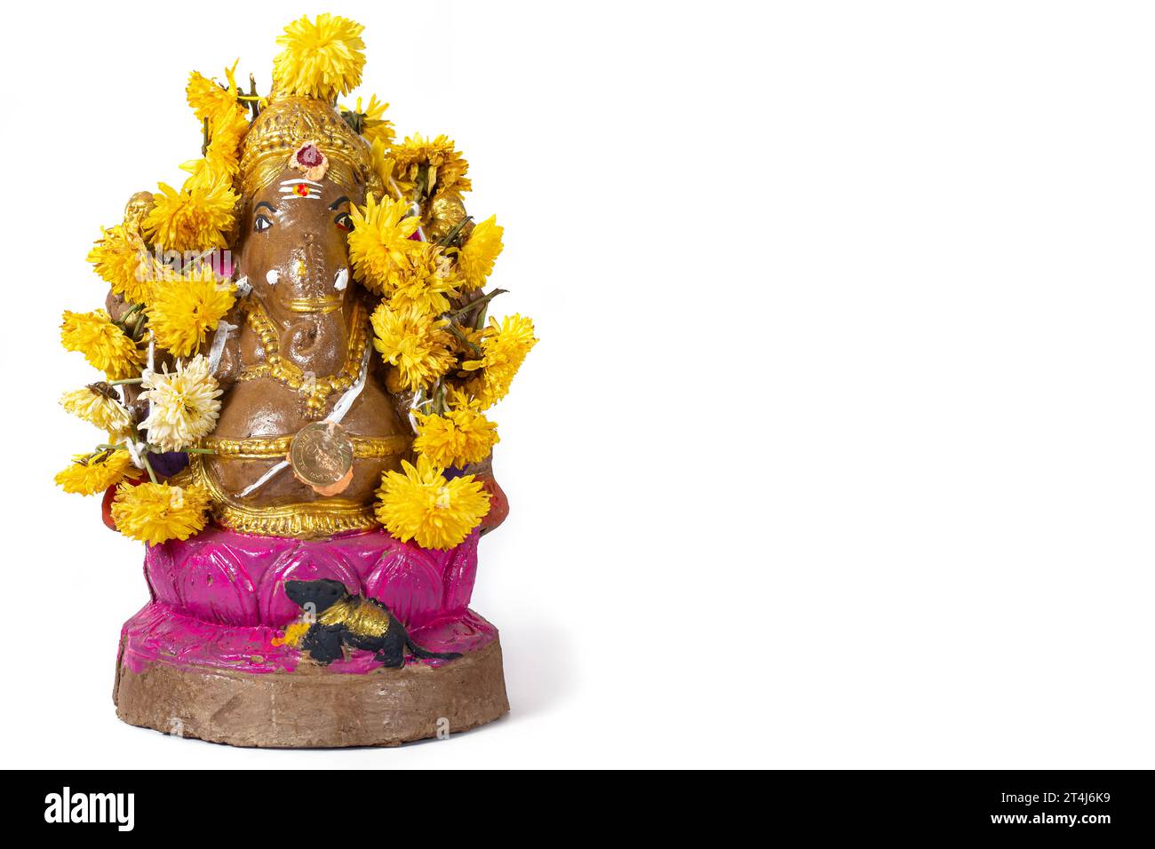 Ganesh Chaturthi - Hindu-Festival Ganesh Chaturthi schöne Ton Ganesh Statue mit Girlande auf weißem Hintergrund. Stockfoto