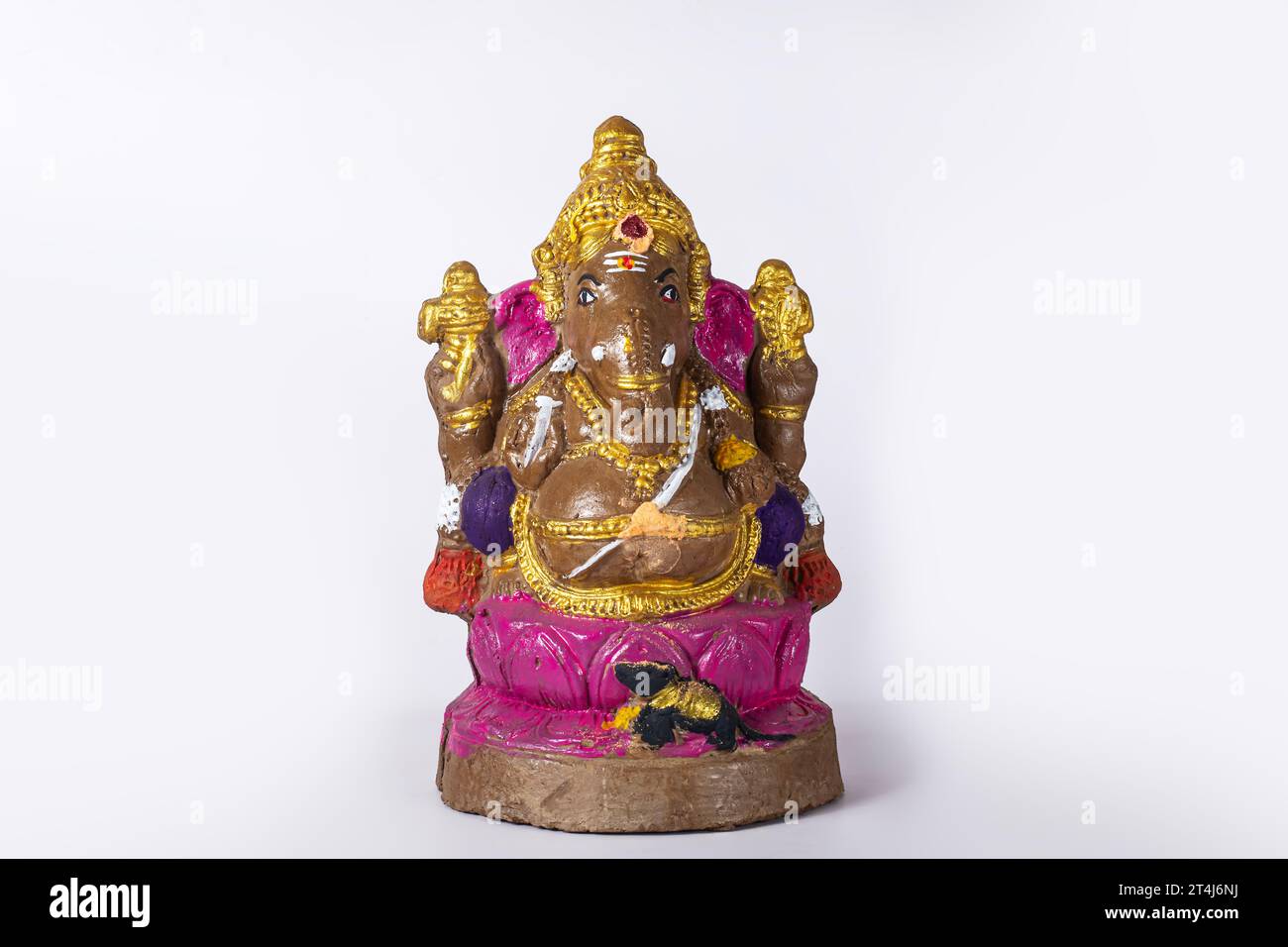 Ganesh Chaturthi - Ganesh-Idol aus Ton auf weißem Hintergrund. Stockfoto