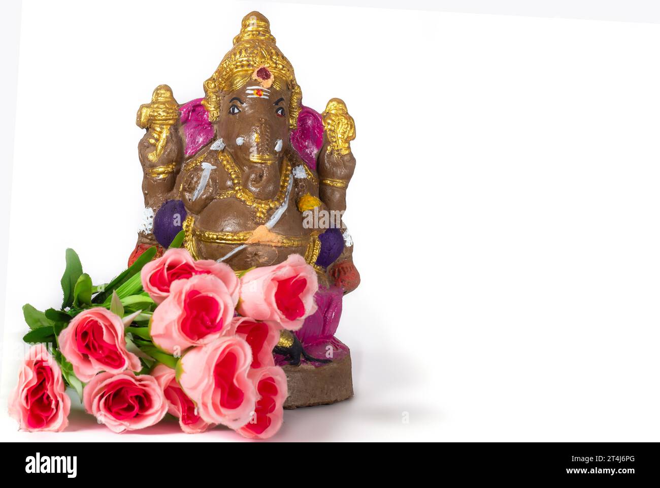 Ganesh Idol aus Ton mit Rosenblüte auf weißem Hintergrund. Stockfoto