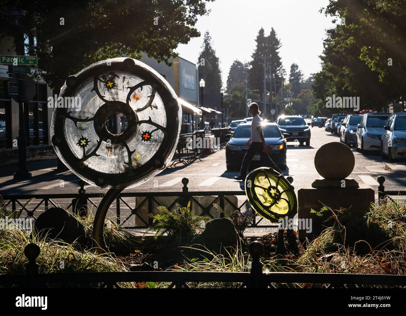 Kunst an der Ecke Lincoln und Pacific in Downtown Santa Cruz mit Autos und Fußgängern im Hintergrund Stockfoto