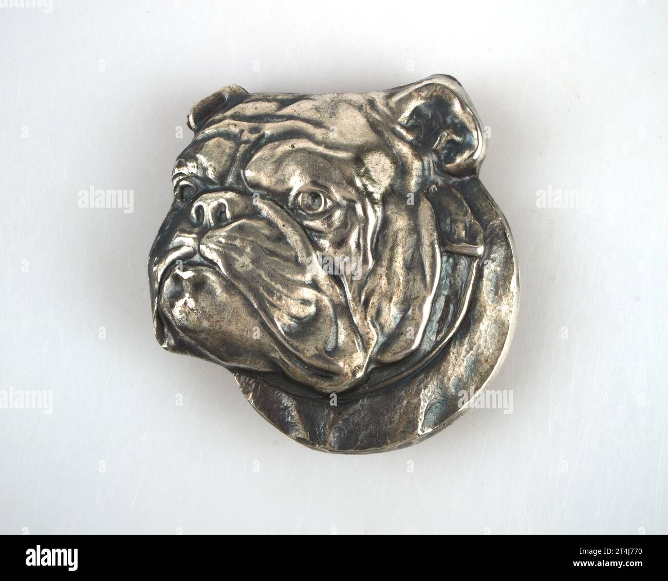 Vintage 1947 Silber Bulldogge Broschennadel mit Birmingham-Kennzeichen Stockfoto