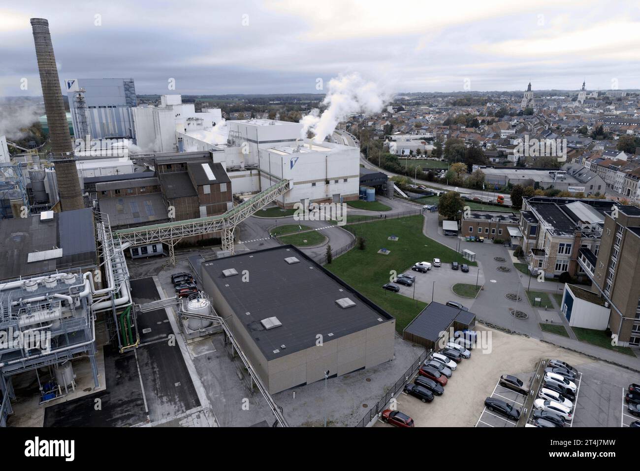 Tienen, Belgien. 31. Oktober 2023. Die Abbildung zeigt eine Luftaufnahme des neuen Diffusionsturms der Tiense Suikerraffinaderij - Raffinerie Tirlemontoise, in Tienen, Dienstag, 31. Oktober 2023. Mit dem Bau des neuen Turms wird Tiense Suiker jährlich 6.000 Tonnen weniger CO2 ausstoßen und 150.000 Kubikmeter Wasser sparen. Die Modernisierung des Förderturms ist Teil einer umfassenderen langfristigen Strategie für eine nachhaltige Zuckererzeugung. BELGA PHOTO ERIC LALMAND Credit: Belga News Agency/Alamy Live News Stockfoto