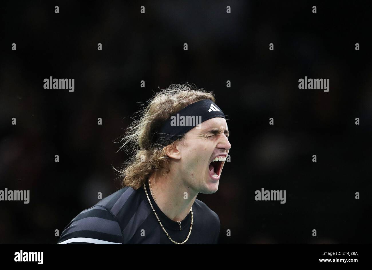 Paris, Frankreich. 31. Oktober 2023. Alexander Zverev feiert, nachdem er das erste Rundenspiel der Männer zwischen Marton Fucsovics aus Ungarn und Alexander Zverev aus Deutschland beim Paris ATP Masters 1000 Tennis Turnier in Paris, Frankreich, 31. Oktober 2023 gewonnen hat. Quelle: Gao Jing/Xinhua/Alamy Live News Stockfoto