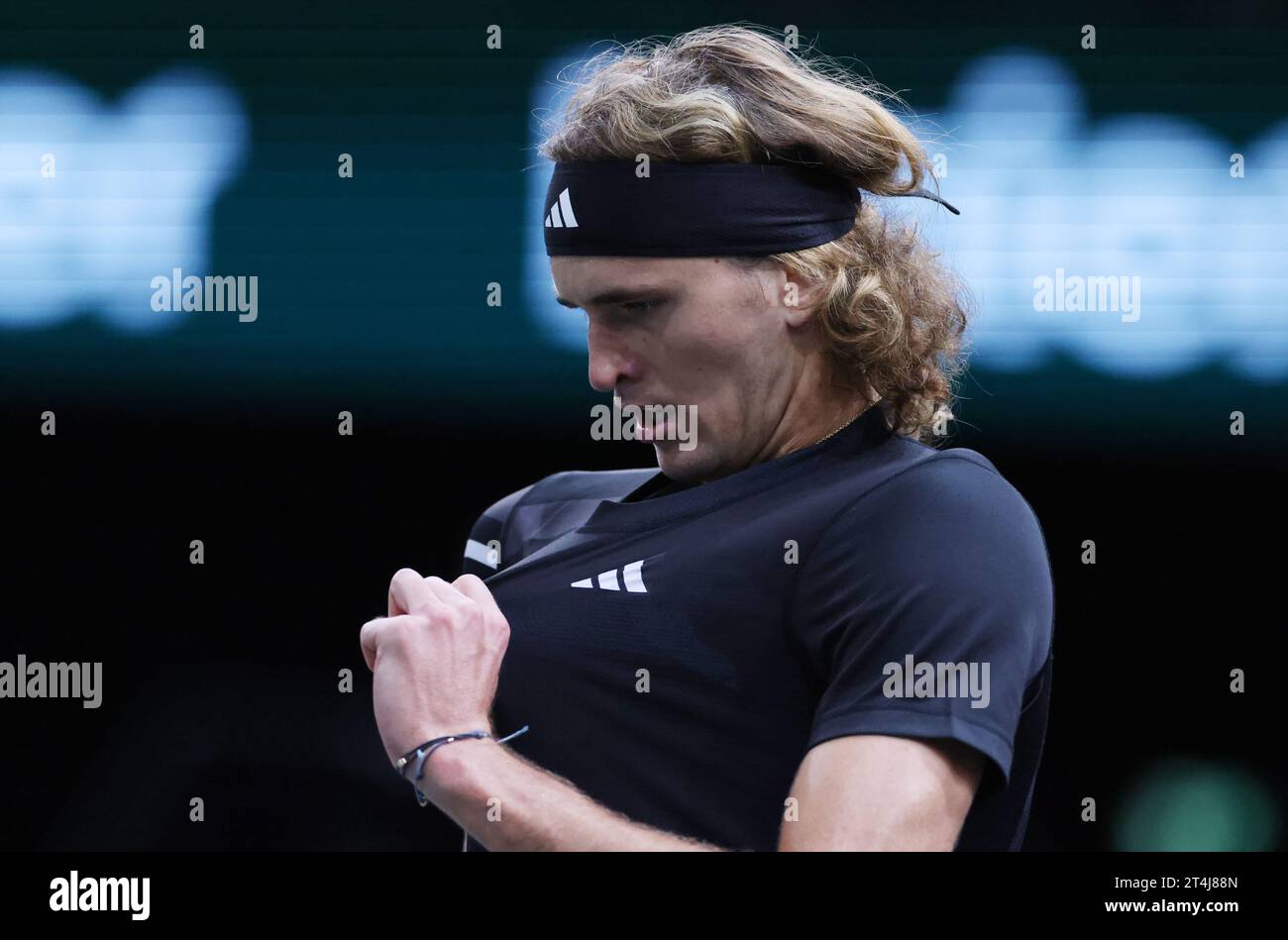 Paris, Frankreich. 31. Oktober 2023. Alexander Zverev reagierte im ersten Runde-Spiel der Männer zwischen Marton Fucsovics aus Ungarn und Alexander Zverev aus Deutschland beim Paris ATP Masters 1000 Tennis-Turnier in Paris, Frankreich, 31. Oktober 2023. Quelle: Gao Jing/Xinhua/Alamy Live News Stockfoto