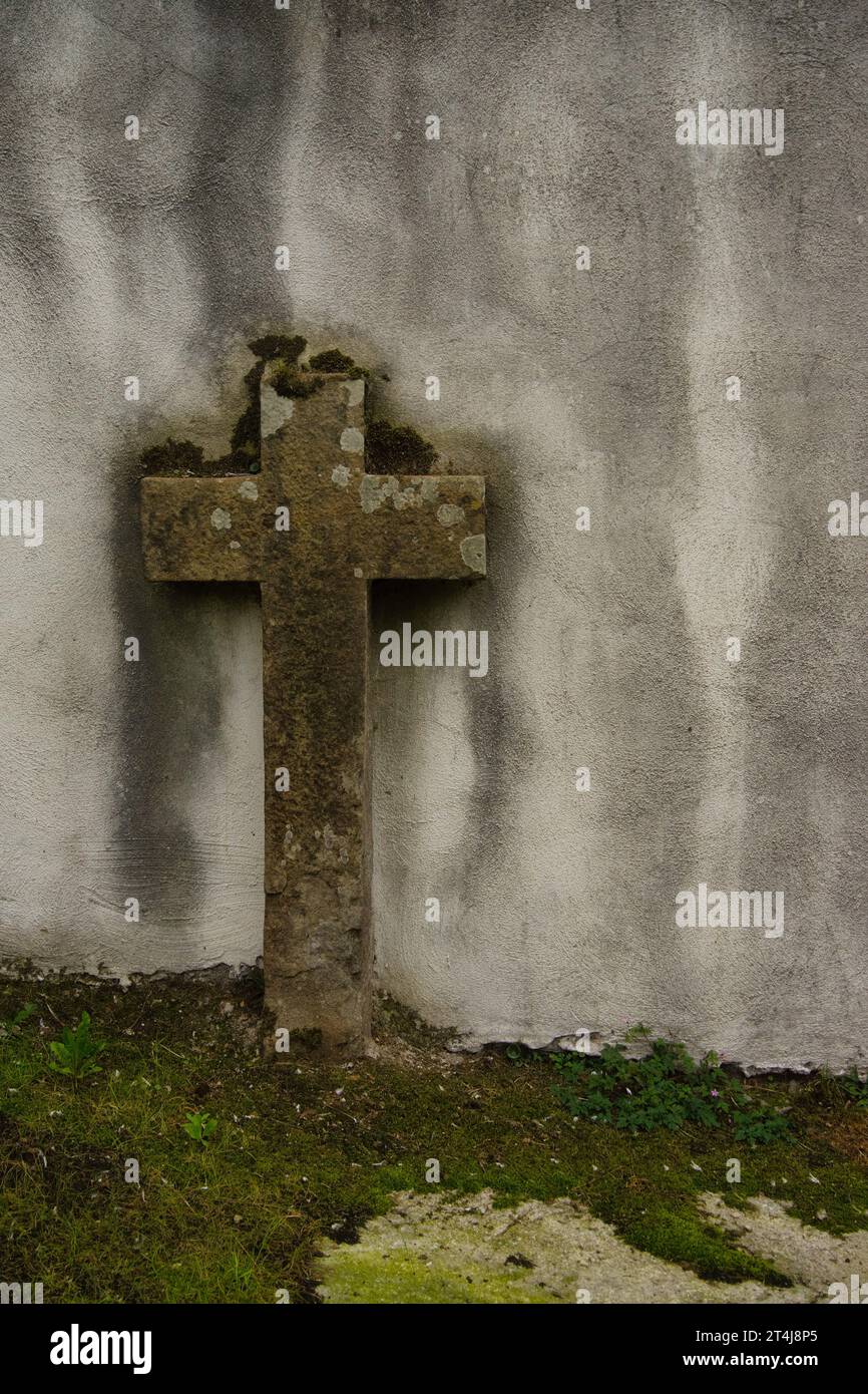 Steinkreuz auf einem Friedhof, um Beerdigungen, Einsamkeit, Introspektion, Spiritualität, Religion, Rituale, Allerheiligste oder jede Veranstaltung, die mit dem Geist in Zusammenhang steht Stockfoto