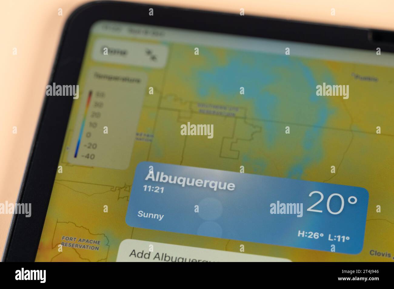 New York, USA - 8. Oktober 2023: Überprüfung der Temperatur draußen in Albuquerque City mit der Online-App ipad Tablet Bildschirm Nahansicht Stockfoto