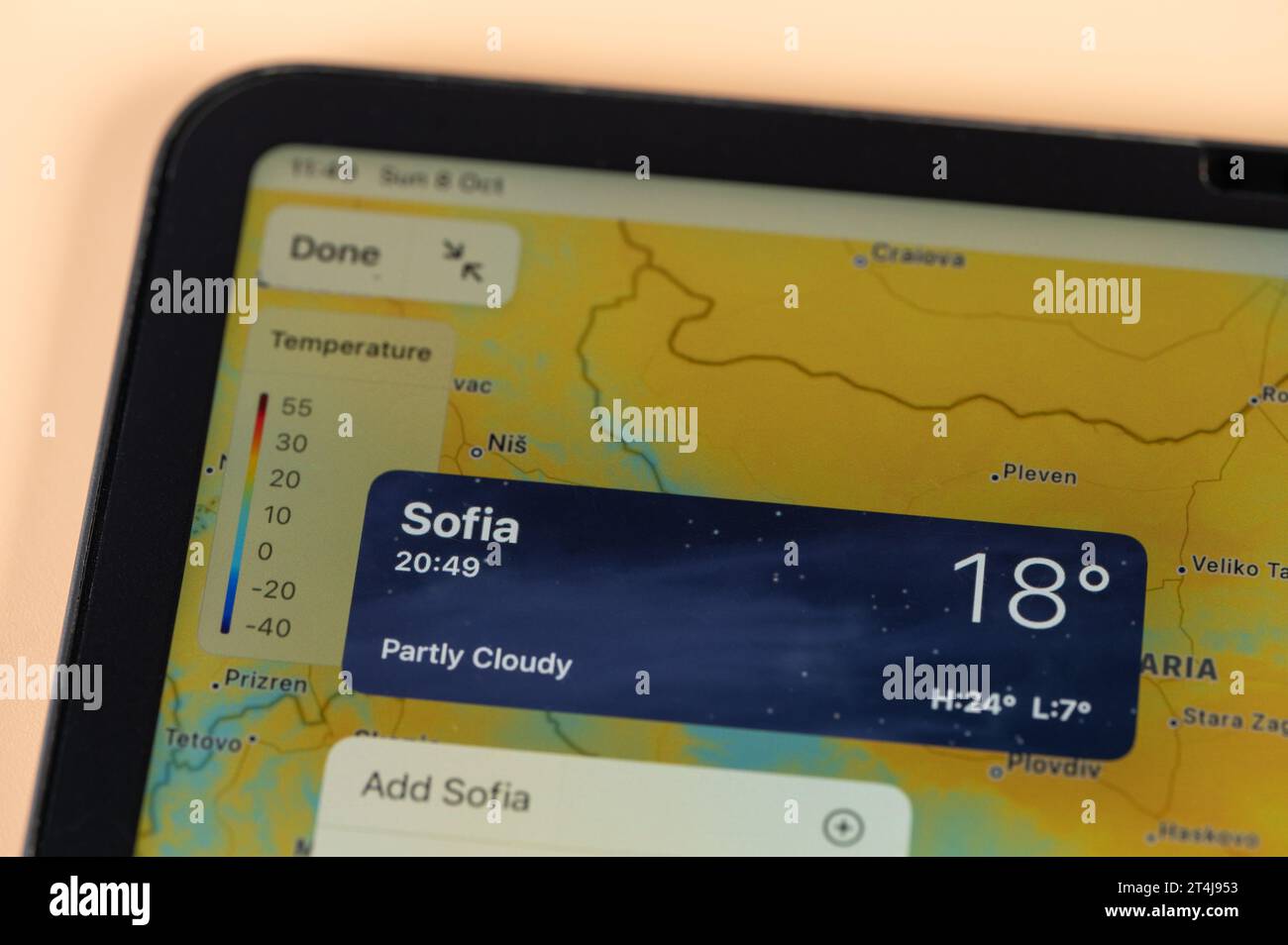 New York, USA - 8. Oktober 2023: Überprüfung der Temperatur in Sofia City mit der Online-App ipad Tablet Bildschirm Nahaufnahme Stockfoto