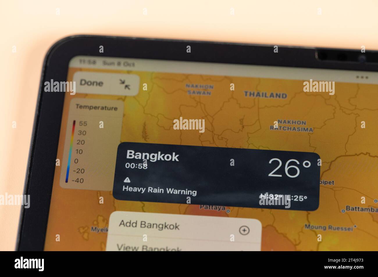 New York, USA – 8. Oktober 2023: Überprüfung der Temperatur außerhalb von Bangkok mit der Online-App ipad Tablet-Bildschirm Nahansicht Stockfoto
