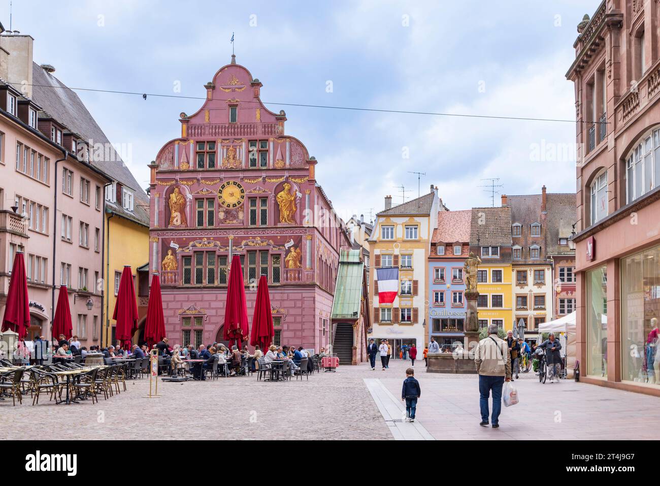 Mulhouse, Frankreich - 20. Mai 2023: Stadtbild von Mulhouse mit dem alten ehemaligen Rathaus-Departement Haut-Rhin-Elsace in Frankreich Stockfoto