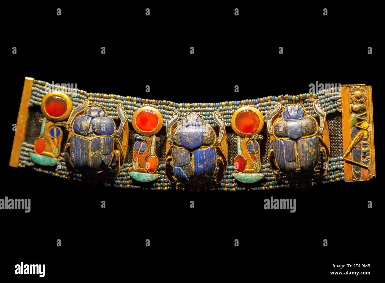 Ägypten, Kairo, Tutanchamon Schmuck, aus seinem Grab in Luxor, Armband mit 3 Skarabäen in Lapislazuli und Kartuschen des Königs. Stockfoto