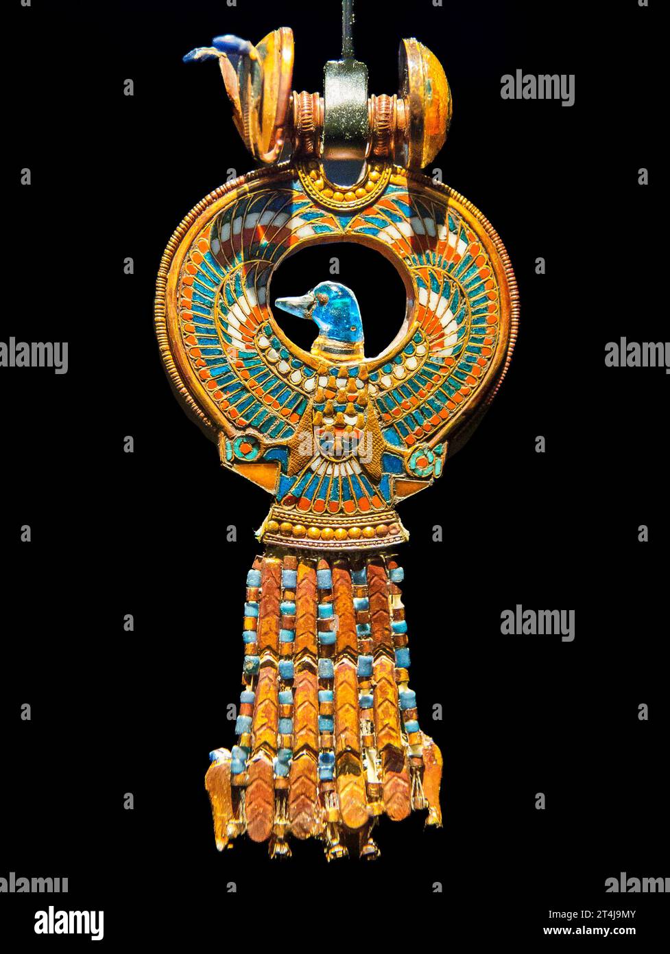 Ägypten, Kairo, Tutanchamon Schmuck, Ohrring, in Form eines großen (Usekh) Kragens, mit einem blauen Falkenkopf, der einer Ente sehr ähnlich ist. Stockfoto