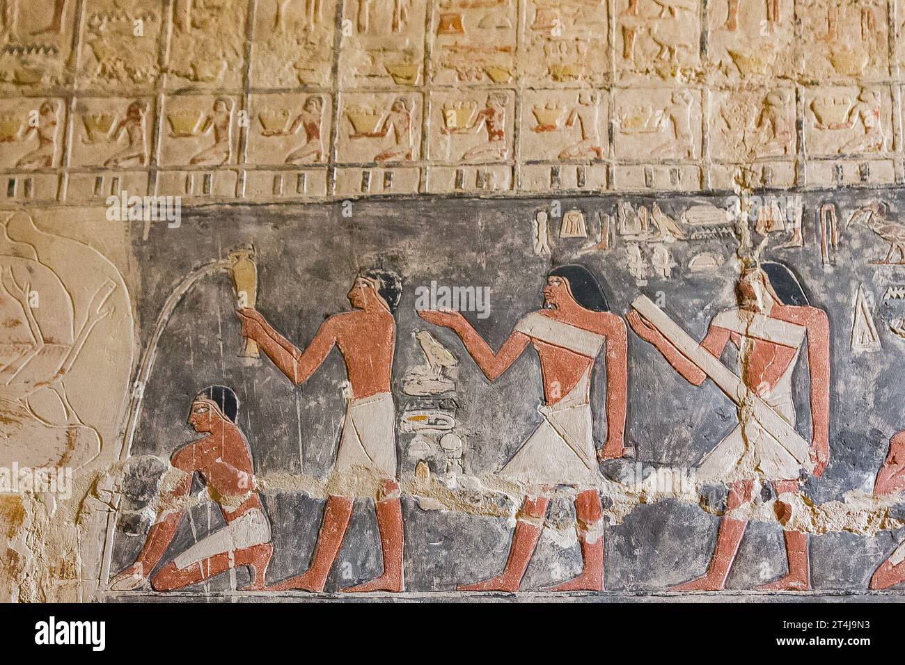 Ägypten, Sakkara, Mehu-Grab, Kultriten: Reinigen Sie den Boden? Stockfoto
