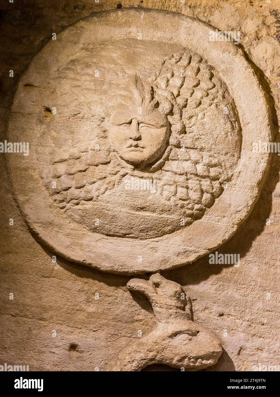 KOM el Shogafa Nekropolis, Hauptgrab, zweiter Portikus: Medusa Kopf auf einem Schild. Stockfoto