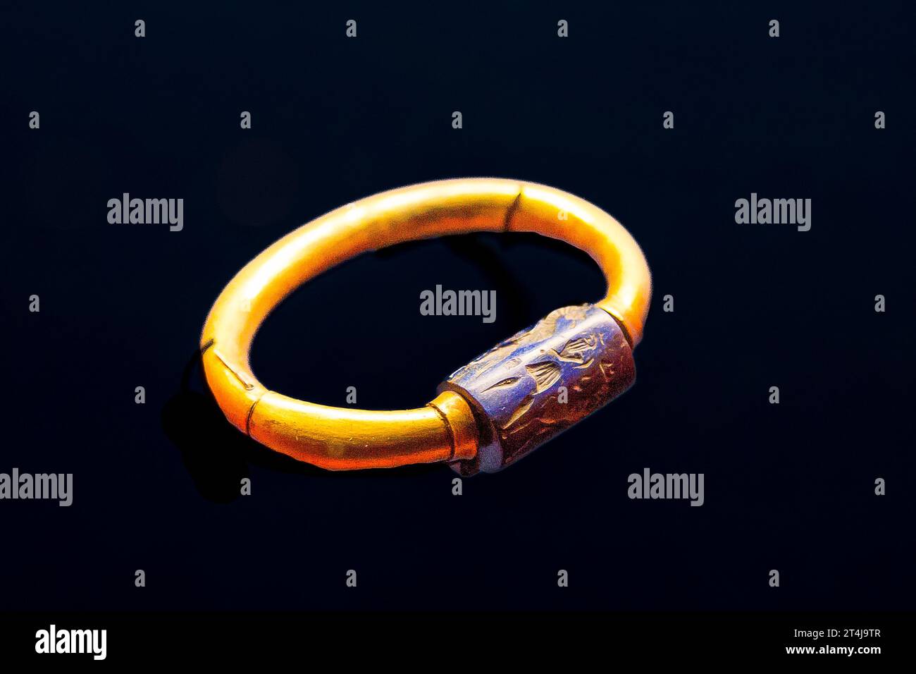 Ägypten, Kairo, Ägyptisches Museum, Begräbnis des Königs Tschetschonq II., Tanis: Armband mit einem mesopotamischen Zylindersiegel (Sargon der Akkad-Zeit). Stockfoto