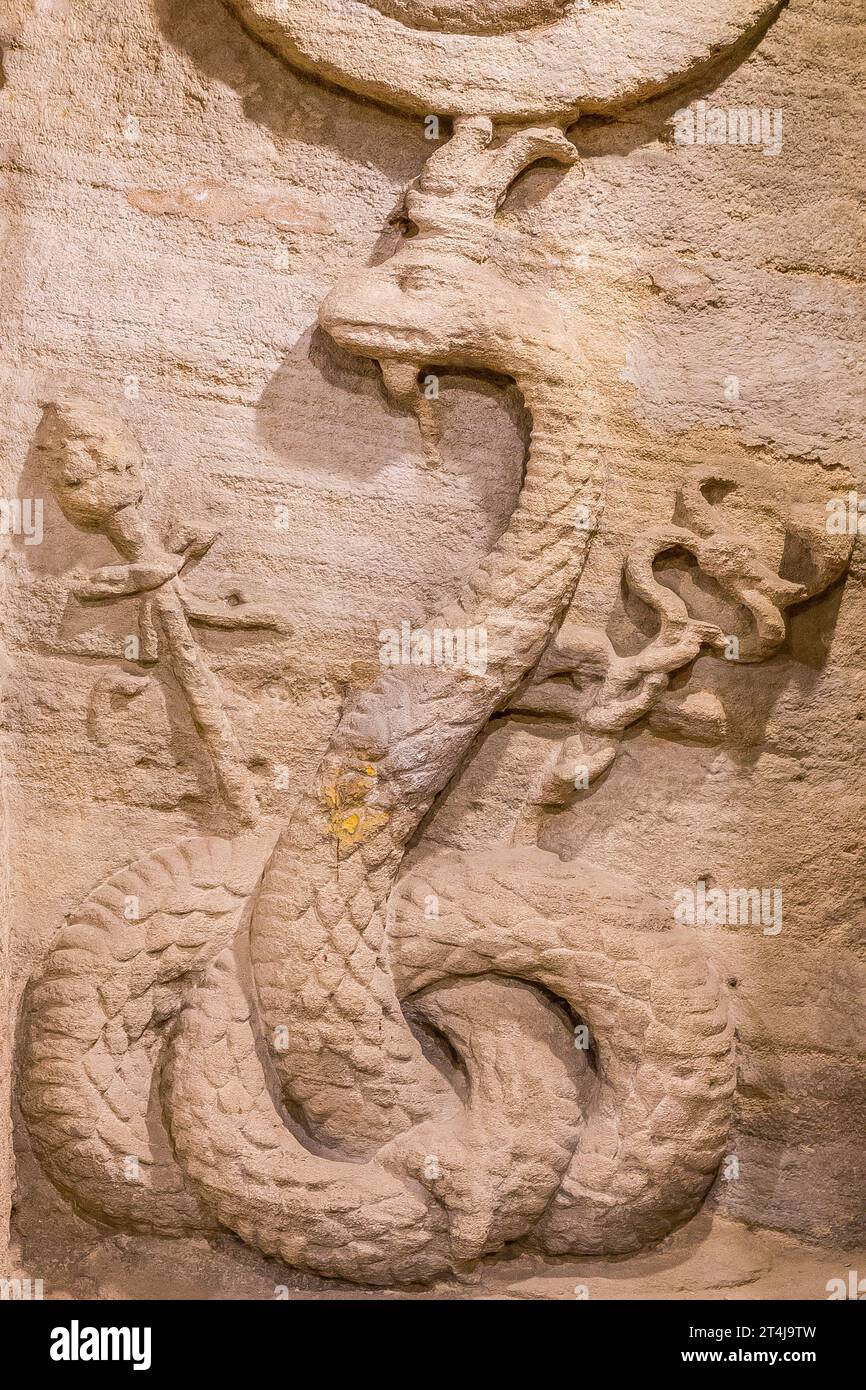 KOM el Shogafa Nekropolis, Hauptgrab, zweiter Portikus: Agathodaemon-Schlange mit Caducaeus und Thyrsos-Zeptern. Stockfoto
