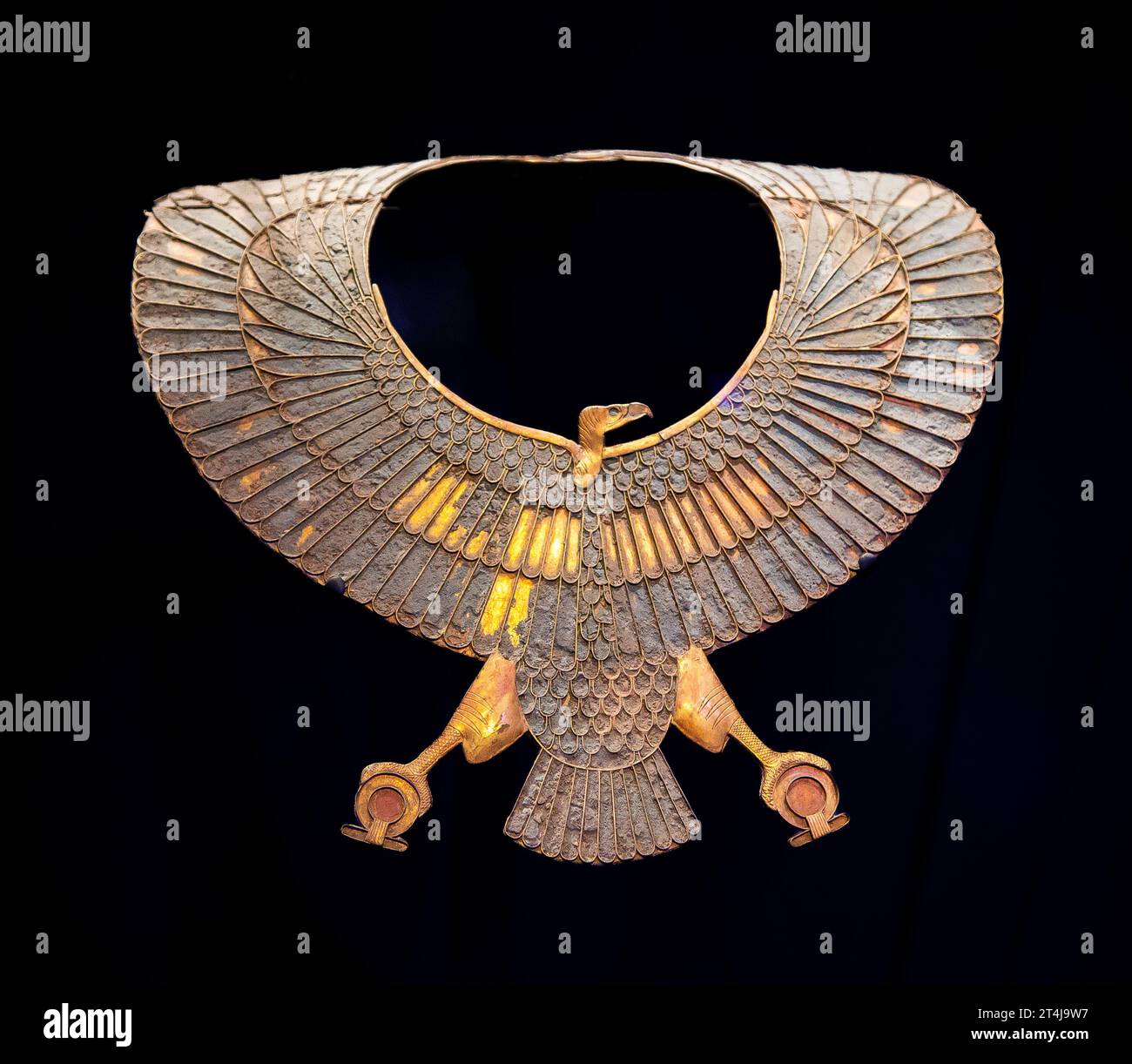 Ägypten, Kairo, Ägyptisches Museum, Begräbnis des Königs Tschetschonq II., Tanis: Kragen mit der Göttin Nekhbet als Geier. Stockfoto